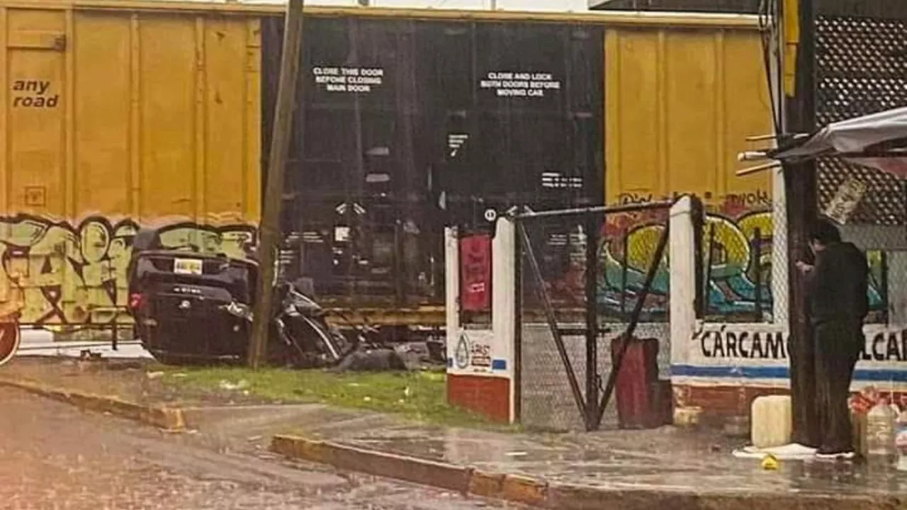 Tren arrolla a un auto y tráiler que estaban sobre las vías del tren en Tultitlán