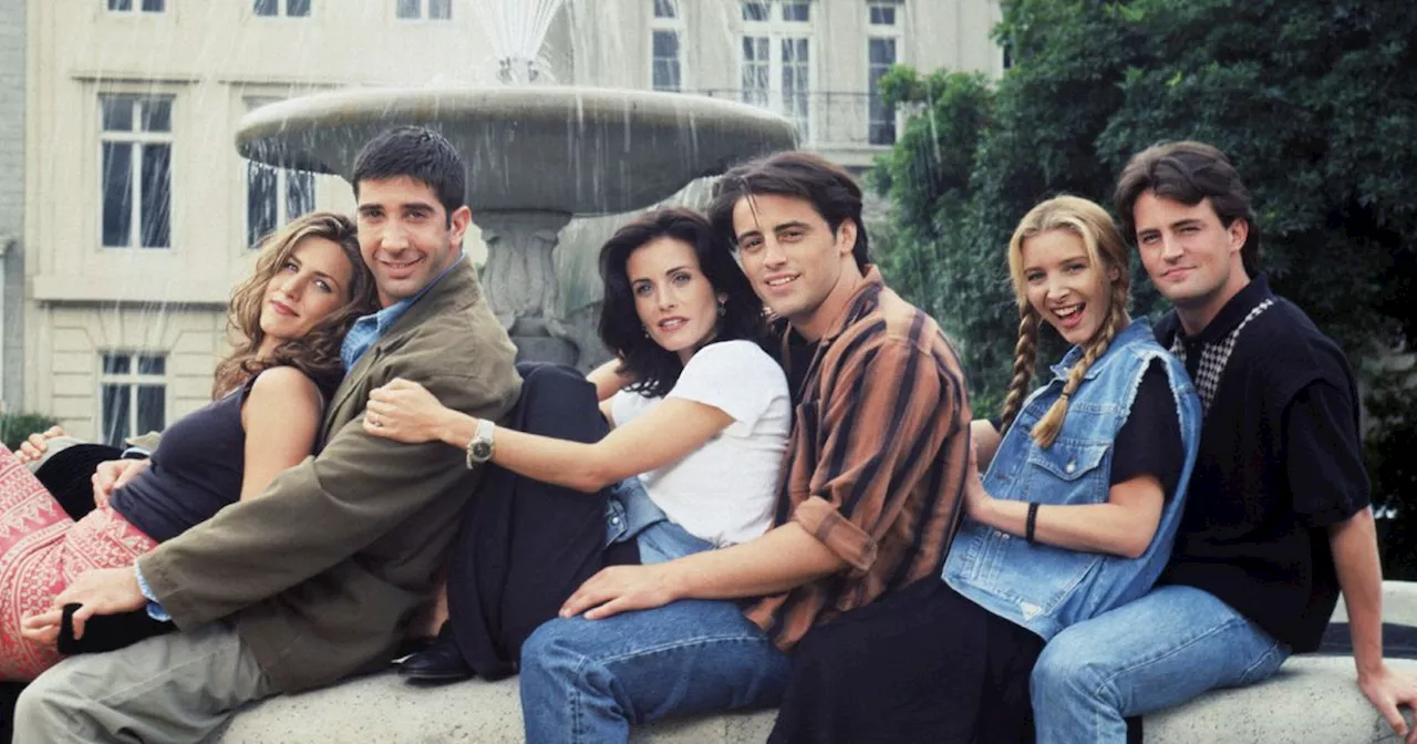 Lisa Kudrow Shares The Real Reason Everyone Is Laughing In The 'Friends' Intro