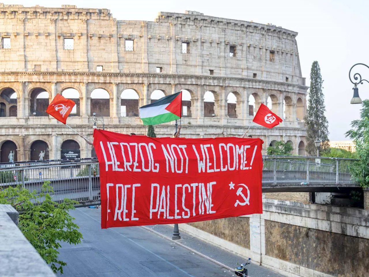 Blitz dei comunisti pro Palestina, striscione al Colosseo: 'Herzog non è il benvenuto'