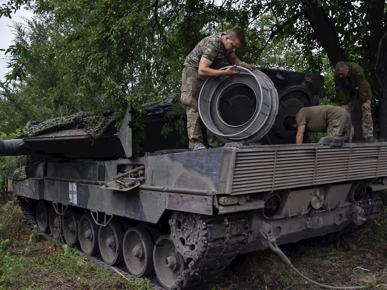 Danimarca e Olanda spostano i tank in Ucraina: la mossa dei 14 Leopard