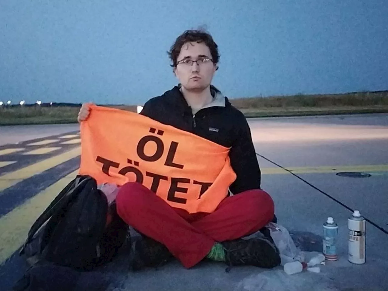 Ecovandali bloccano l'aeroporto di Francoforte, decine di voli dirottati