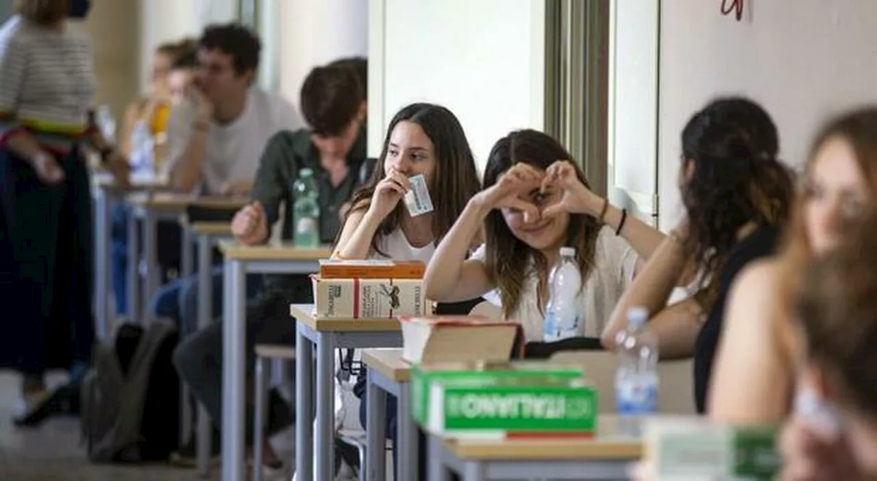 Maturità a Roma, voti più alti e nessun bocciato: in crescita i 100 (e anche la lode), il Classico batte tutti