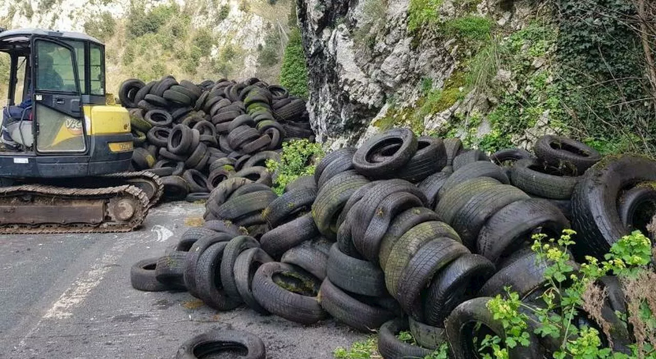 Un cimitero di gomme lungo la strada del Tracciolino, raccolti 100mila chili di pneumatici fuori uso