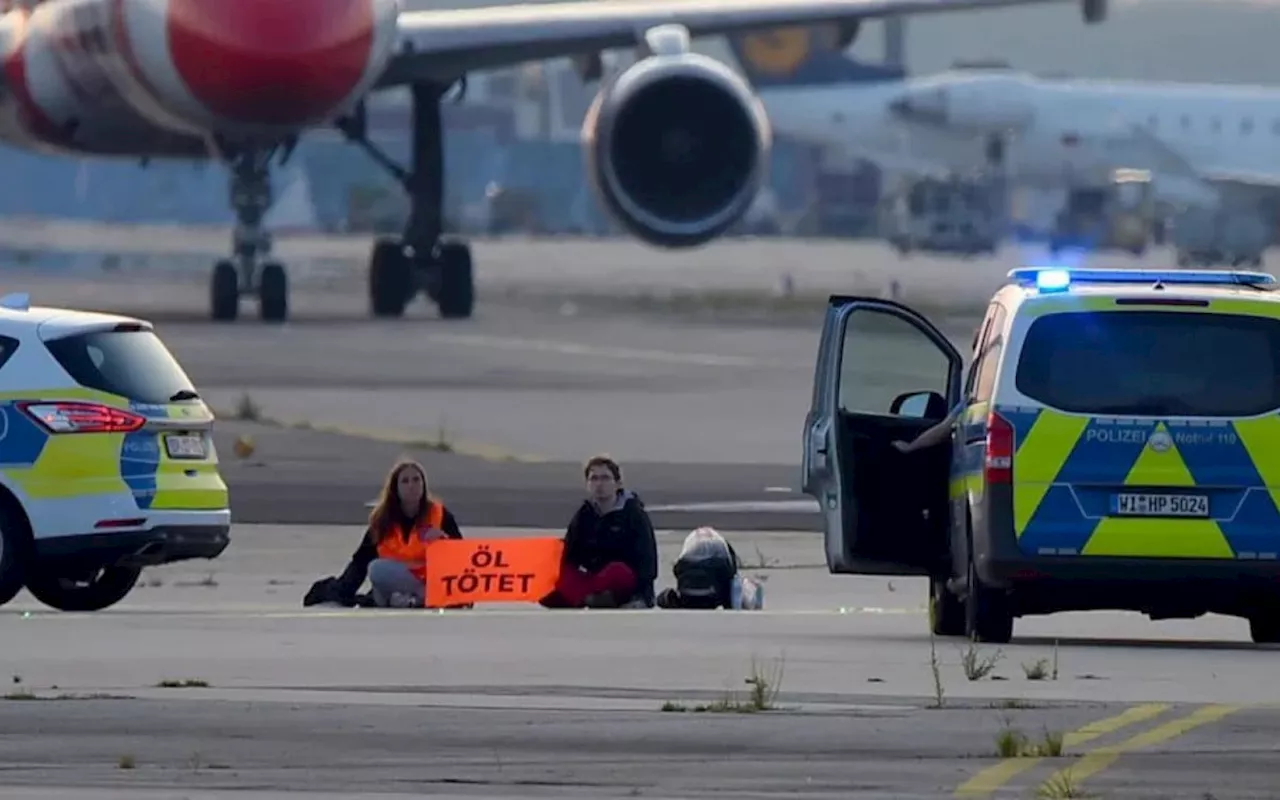 Oito ativistas ambientais são presos por interromper o tráfego no aeroporto de Frankfurt