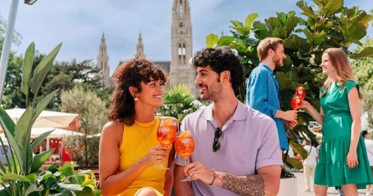 Aperol Spritz Piazza am Film Festival auf dem Wiener Rathausplatz