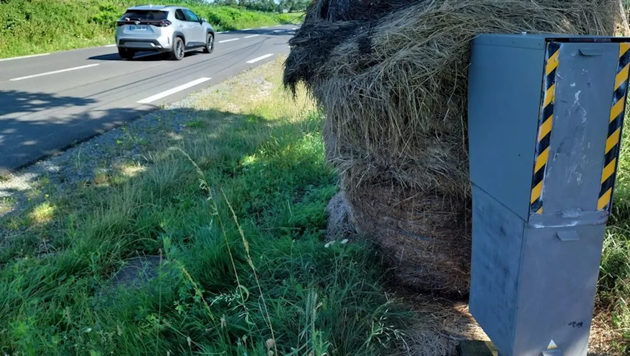 Depuis six mois, ce radar dans l’Aveyron est continuellement recouvert de ballots de paille