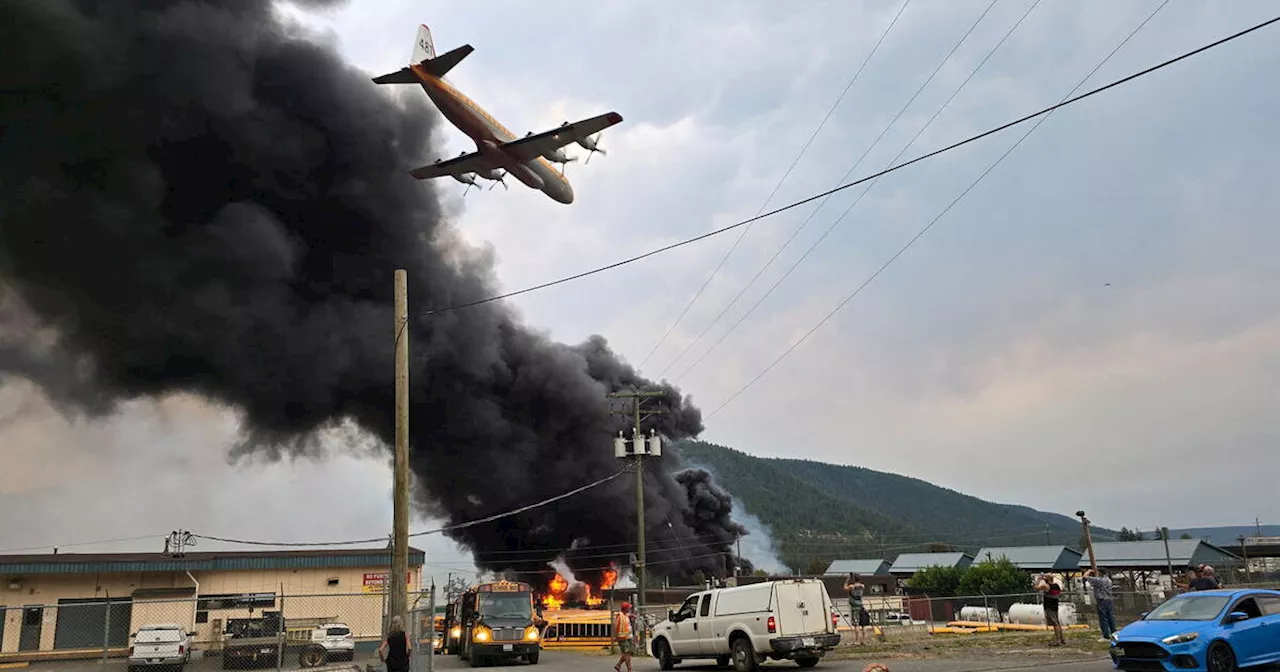 Incendies : le Canada de nouveau cerné par près de 1 000 feux destructeurs