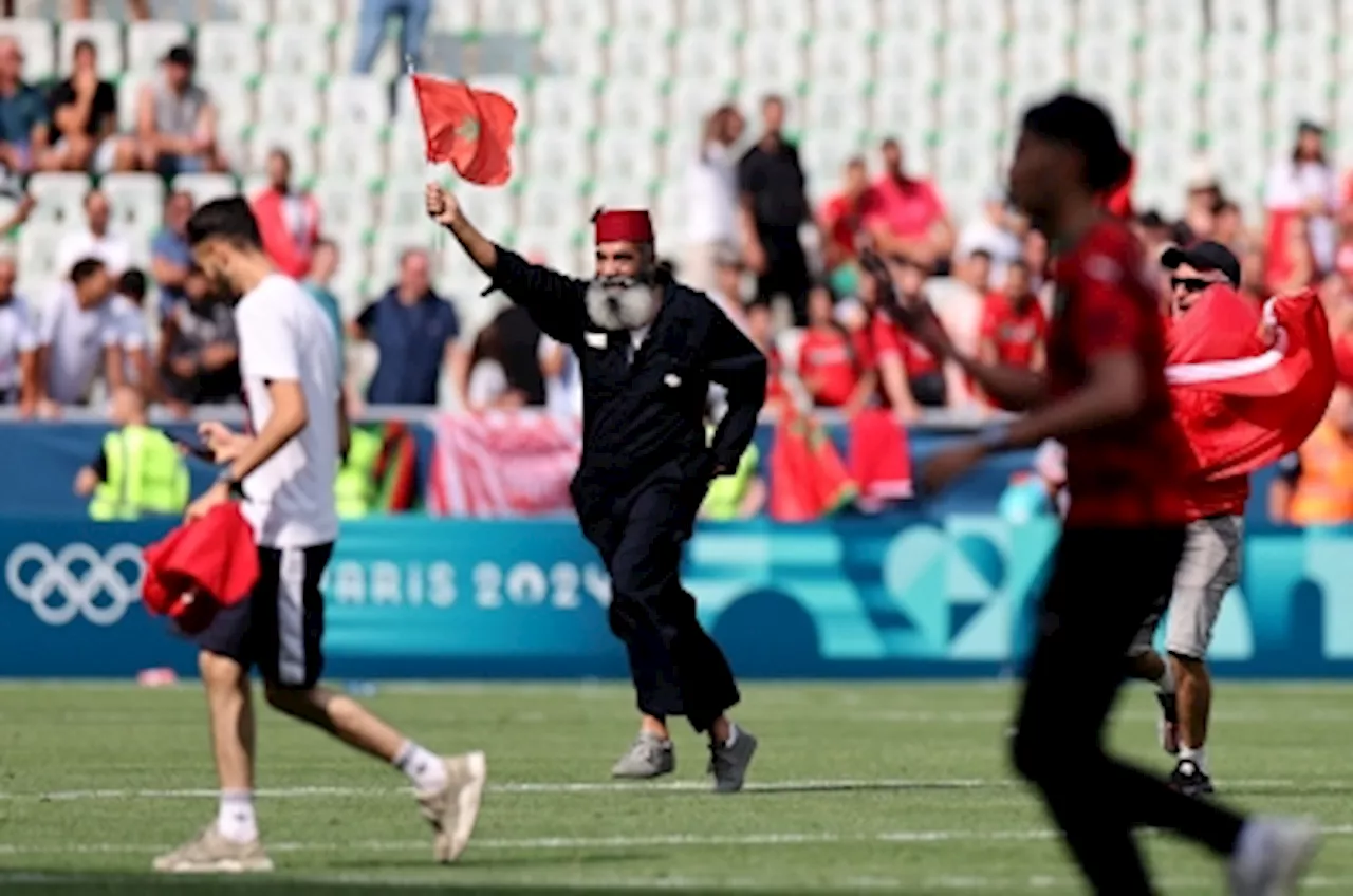 Chaos erupts as fan invasion halts Olympic football opener, Argentina falls to Morocco 2-1 after VAR review