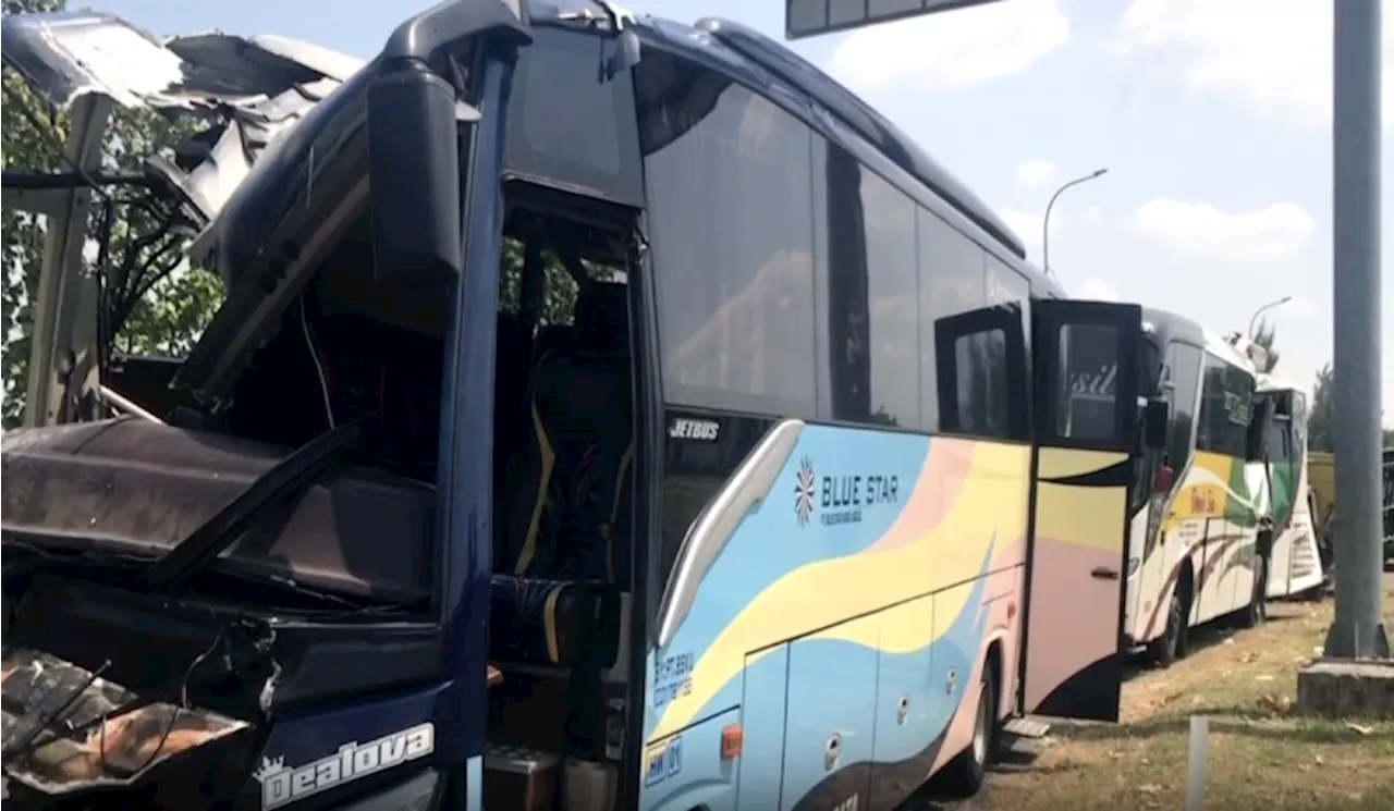 Kecelakaan di Tol Cipali Bus Blue Star Tabrak Tiang Penerangan, Satu Orang Meninggal