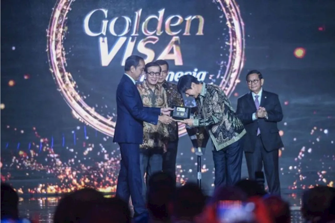 Shin Tae-yong Dapat Golden Visa Pertama dari Jokowi