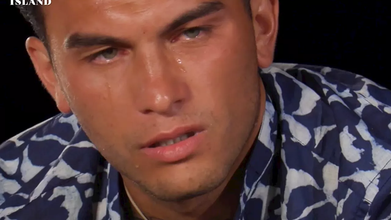 'Temptation Island', Martina vicina a Carlo: Raul prima spacca una sedia e poi piange