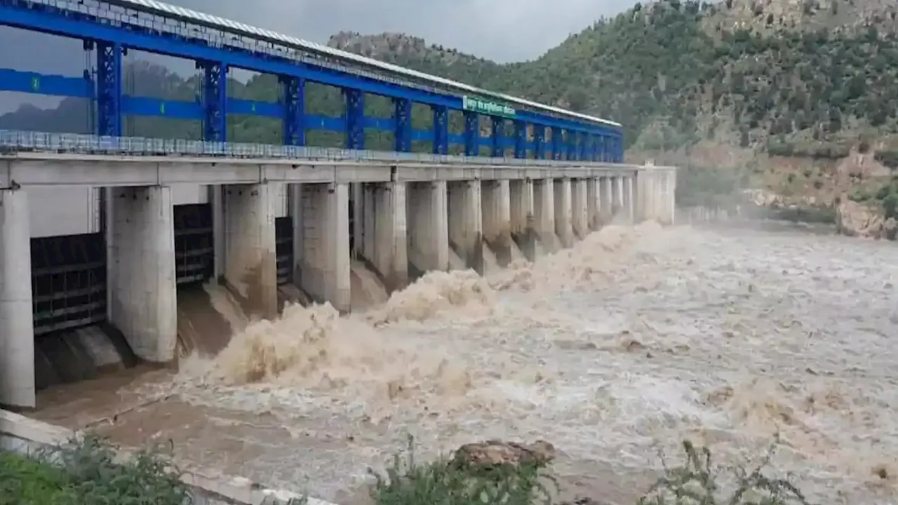 महोबा: मध्य प्रदेश के पानी से भरा लहचूरा बांध, दिन में दो बार हो रही जलस्तर की माप