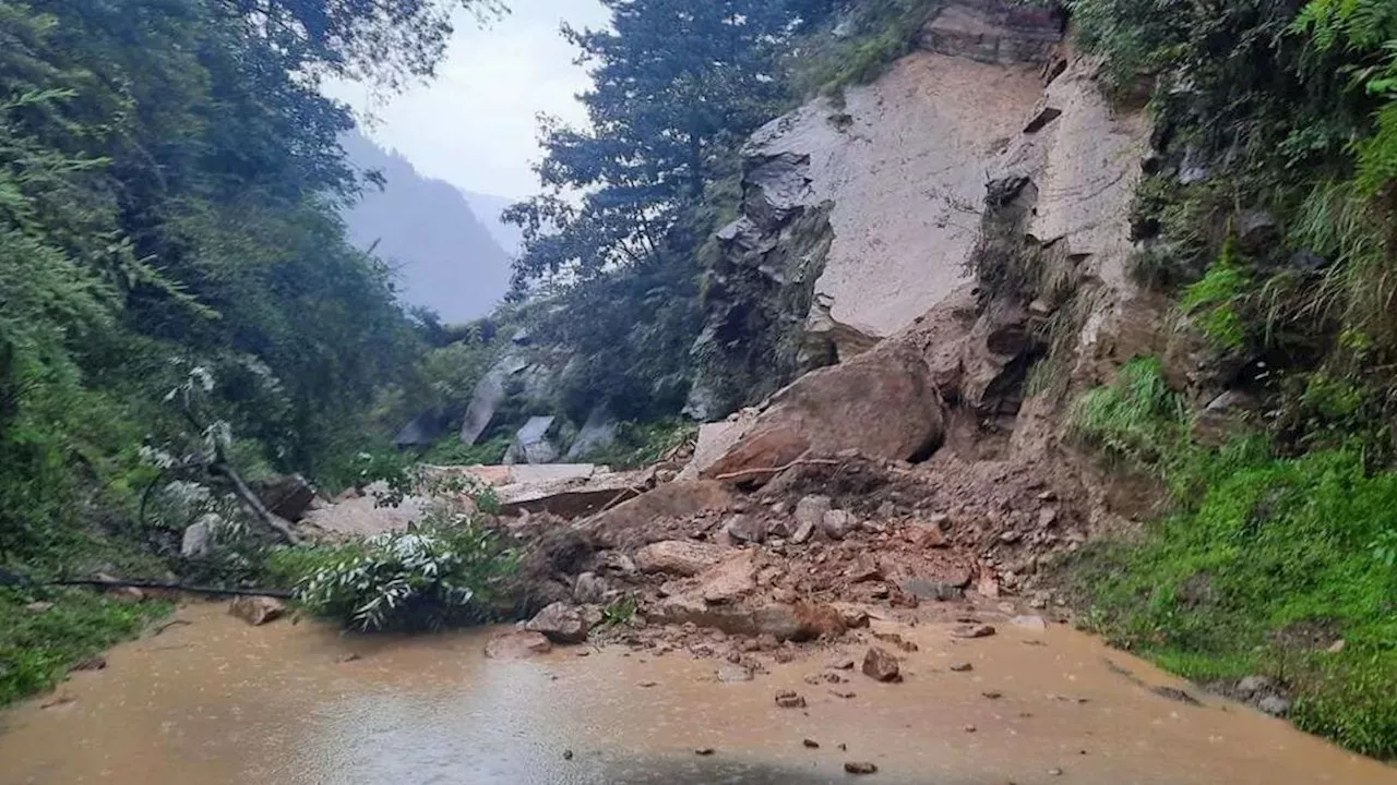 Uttarakhand: उत्तराखंड में भारी बारिश का कहर, बद्रीनाथ हाइवे पर जोशीमठ में भारी भूस्खलन