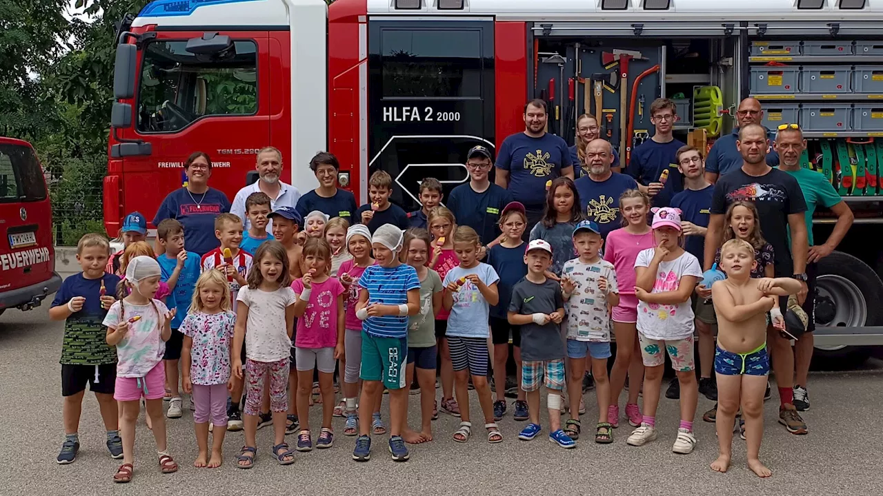 Kinder löschten Feuer und hatten Spaß bei Wasserschlacht