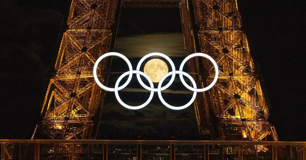 Photographer Captures Spectacular Moon Behind Olympic Rings in Paris