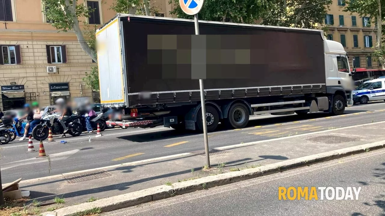 Incidente sulla via Nomentana: investita da un camion, grave in ospedale