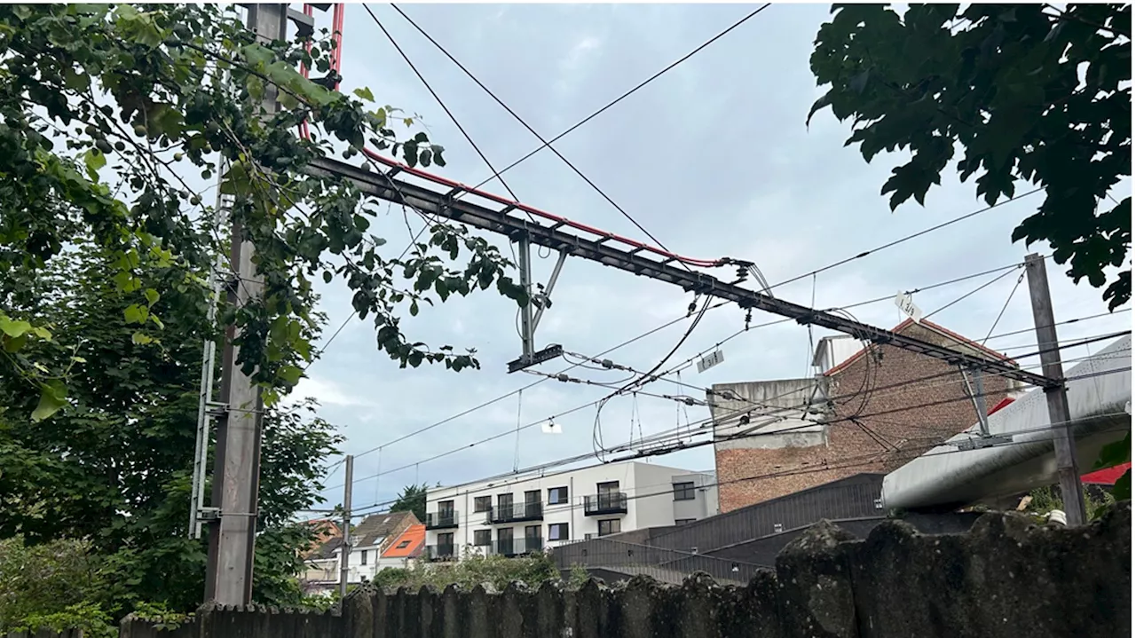 Deux jeunes Bruxellois électrocutés par des caténaires de train à Laeken