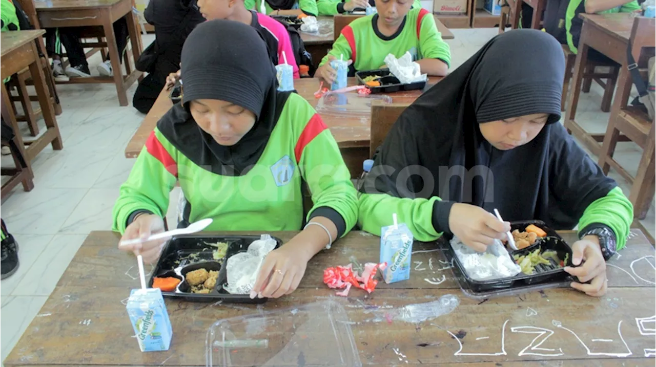 Potret Uji Coba Makan Siang Gratis di Kota Solo, Siswa Dapat Nasi Box hingga Susu