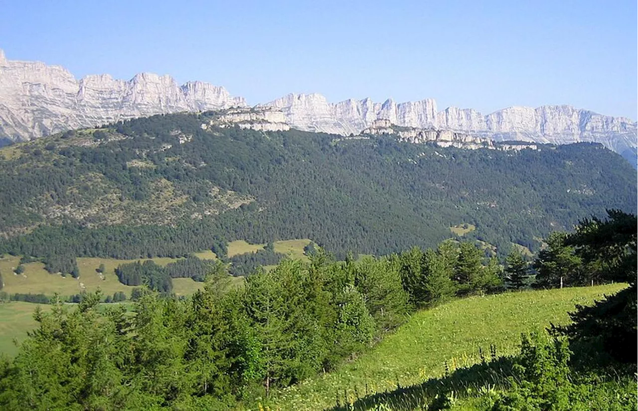 Vidéos. « Une mini-montagne a traversé la route » : un éboulement impressionnant en Isère, une cellule de crise ouverte