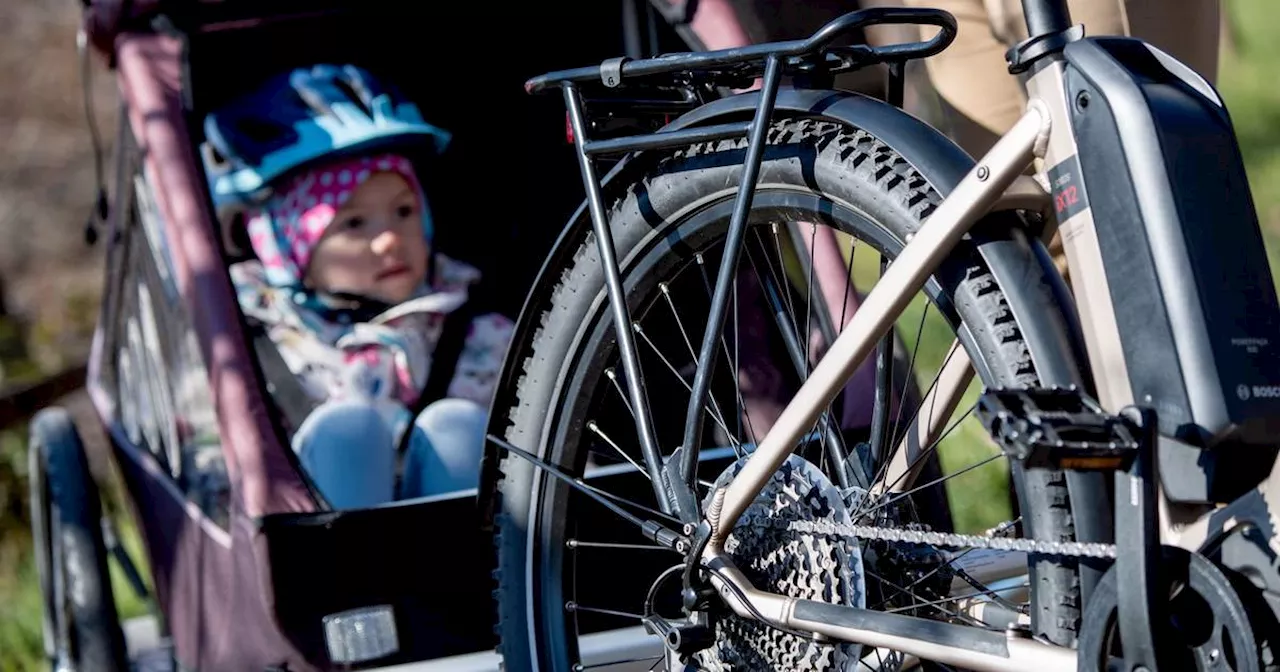 Kinderanhänger fürs Fahrrad: Tipps für sicheren Fahrspaß