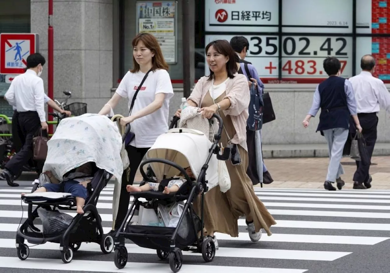 Foreign residents rise in Japan as number of citizens falls