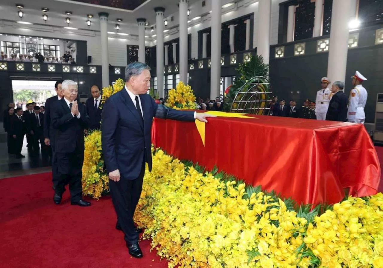 Mourners gather in Hanoi for party leader's funeral