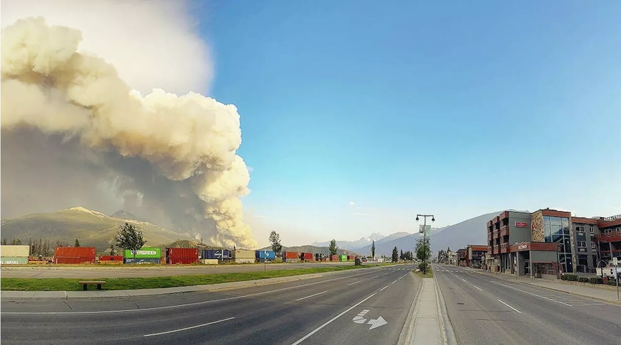 Multiple structures ablaze as wildfire roars into Jasper, Alta., townsite