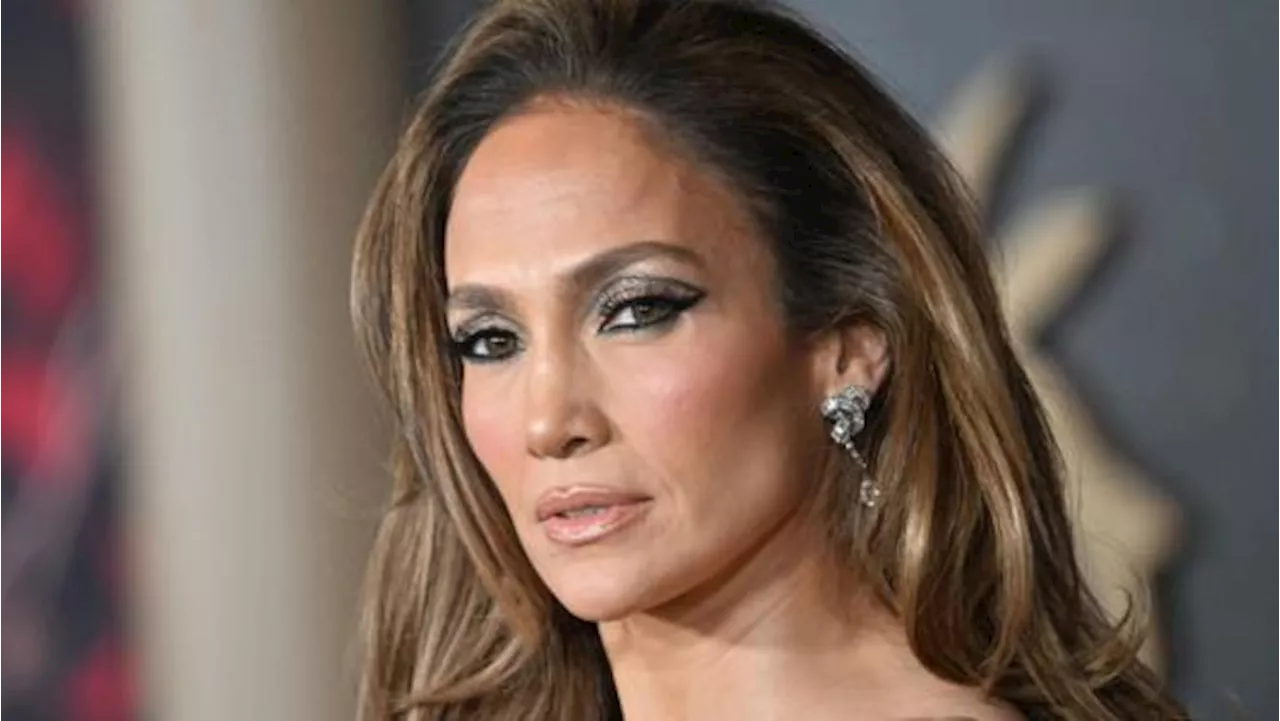 Jennifer Lopez cumplió 55 años y lo celebró al estilo 'Bridergertob': las fotos de la fiesta