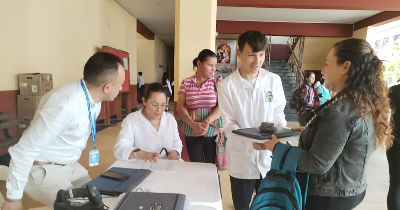 Mintic entregó más de 500 computadores en San Gil a estudiantes