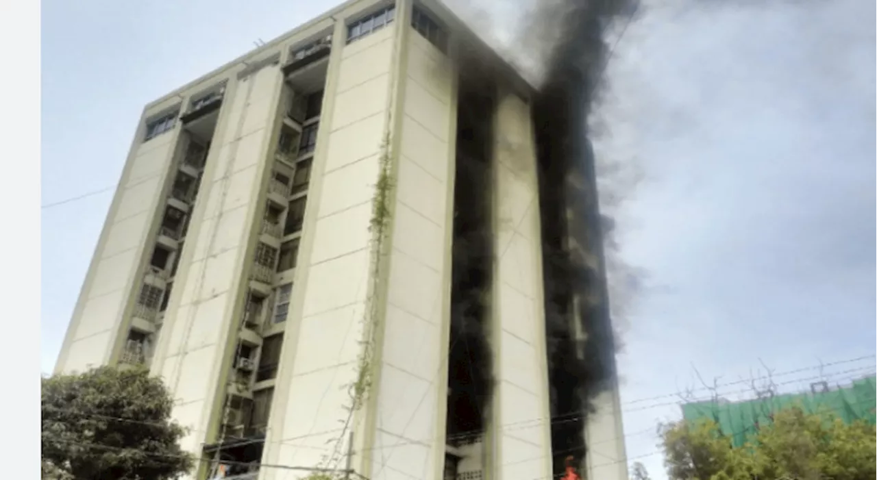 People stuck as fire breaks out in Karachi multi-storey plaza