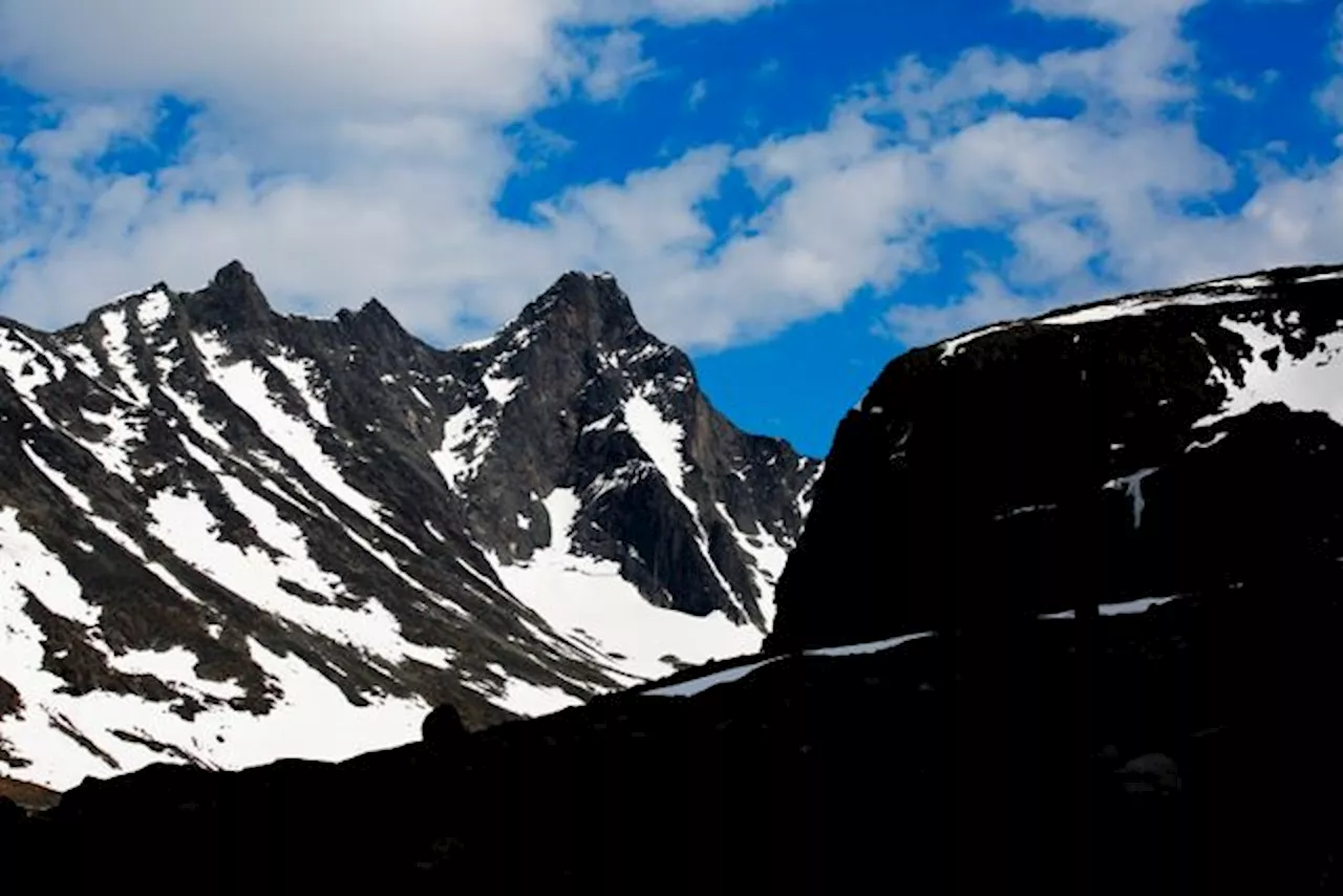 Två fast på fjälltopp i Norge