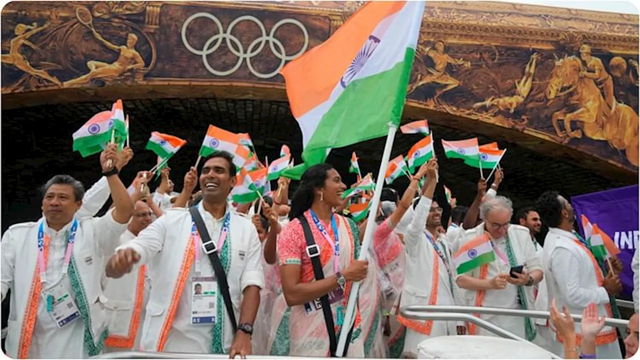 Paris Olympics Opening Ceremony: सिंधू और शरत की अगुआई में भारतीय दल ने समारोह में लिया हिस्सा, देखें तस्वीरें