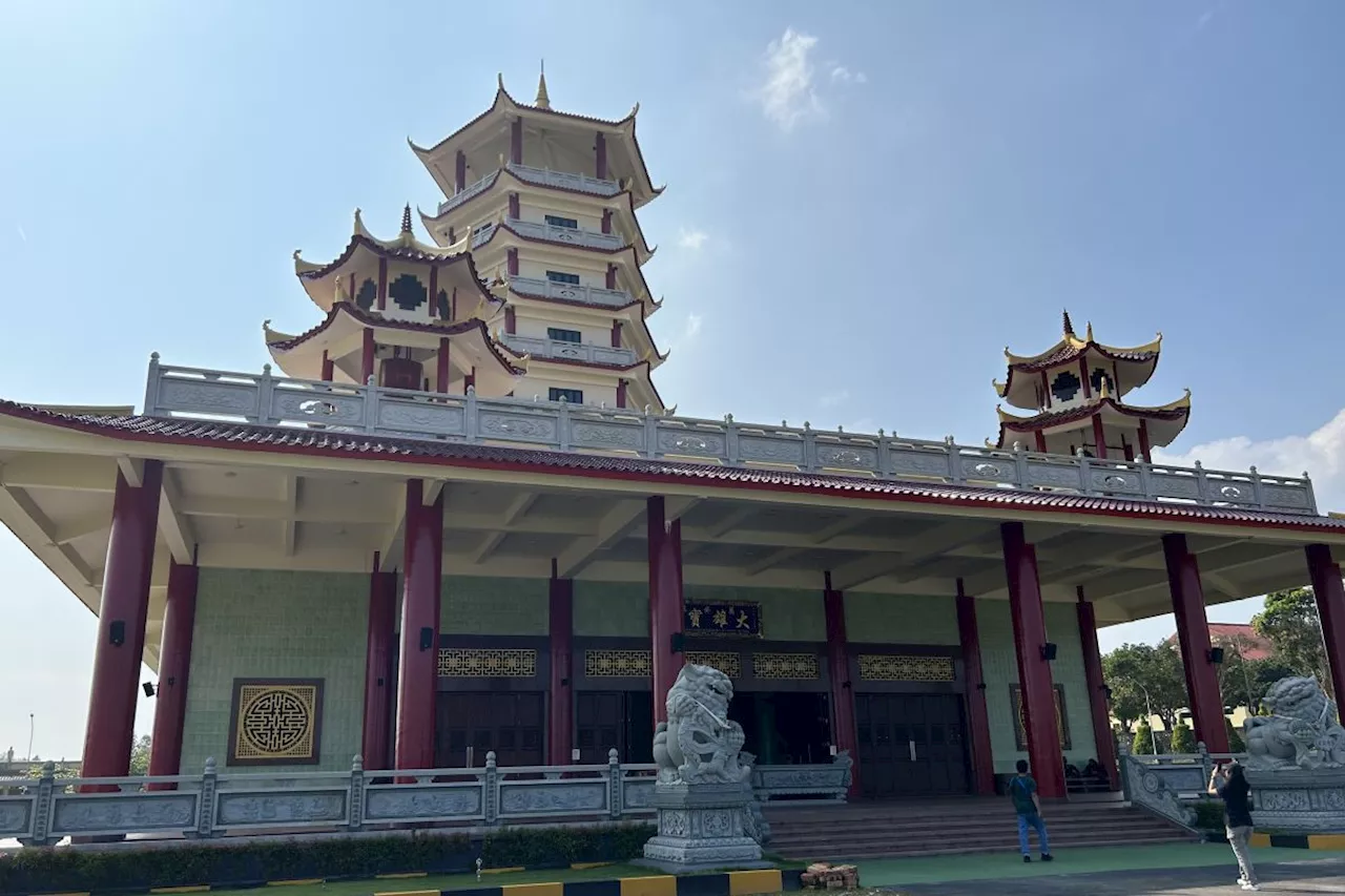 Sepotong cerita keberagaman di pagoda tertinggi di Indonesia