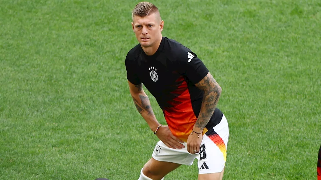 Es strengt ihn nicht mal an: Krasse Plank-Skills von Toni Kroos