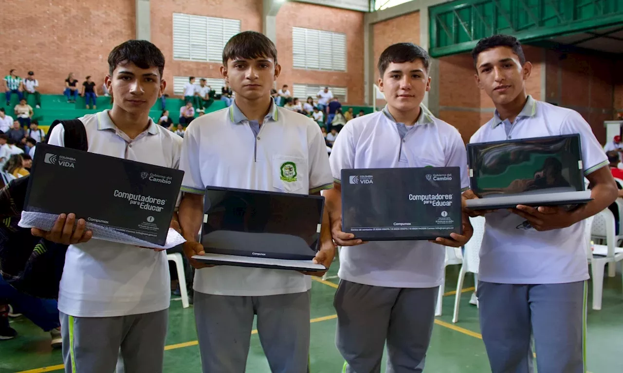 MinTic entregó 862 computadores a jóvenes estudiantes de Santander