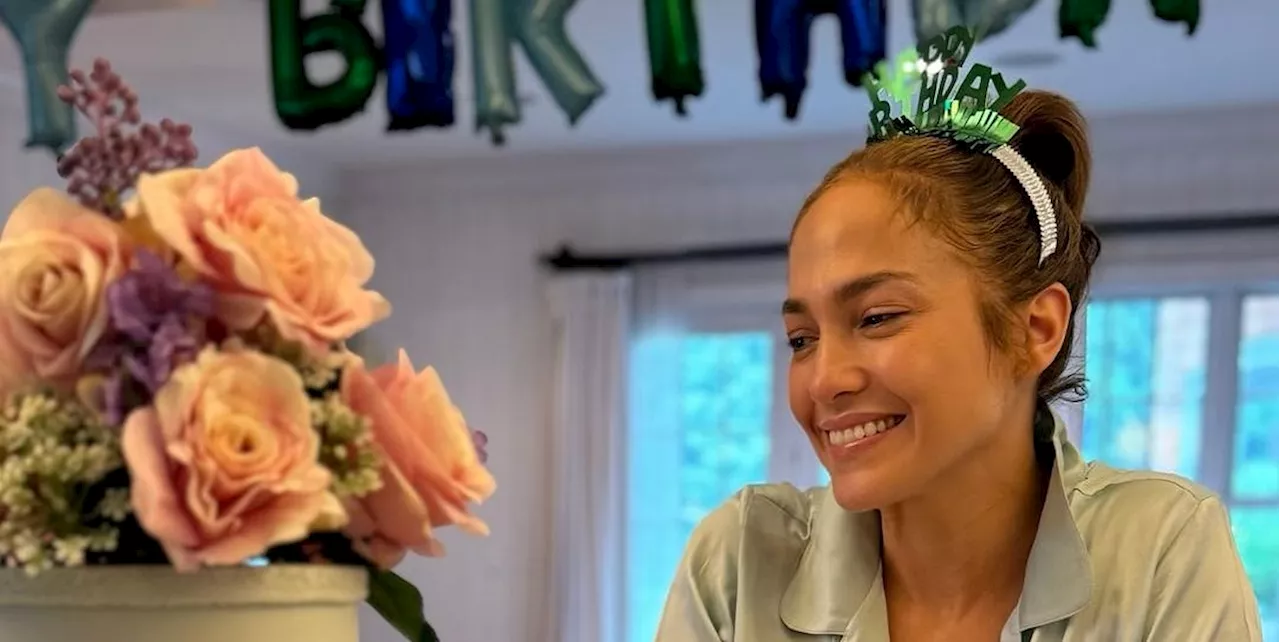 Jennifer Lopez ha festeggiato il suo compleanno con un party a tema Bridgerton (senza Ben Affleck)