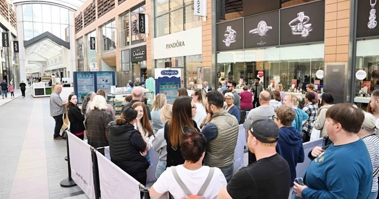 Sweet-toothed shoppers queue for hours at new West Lothian Cinnabon kiosk