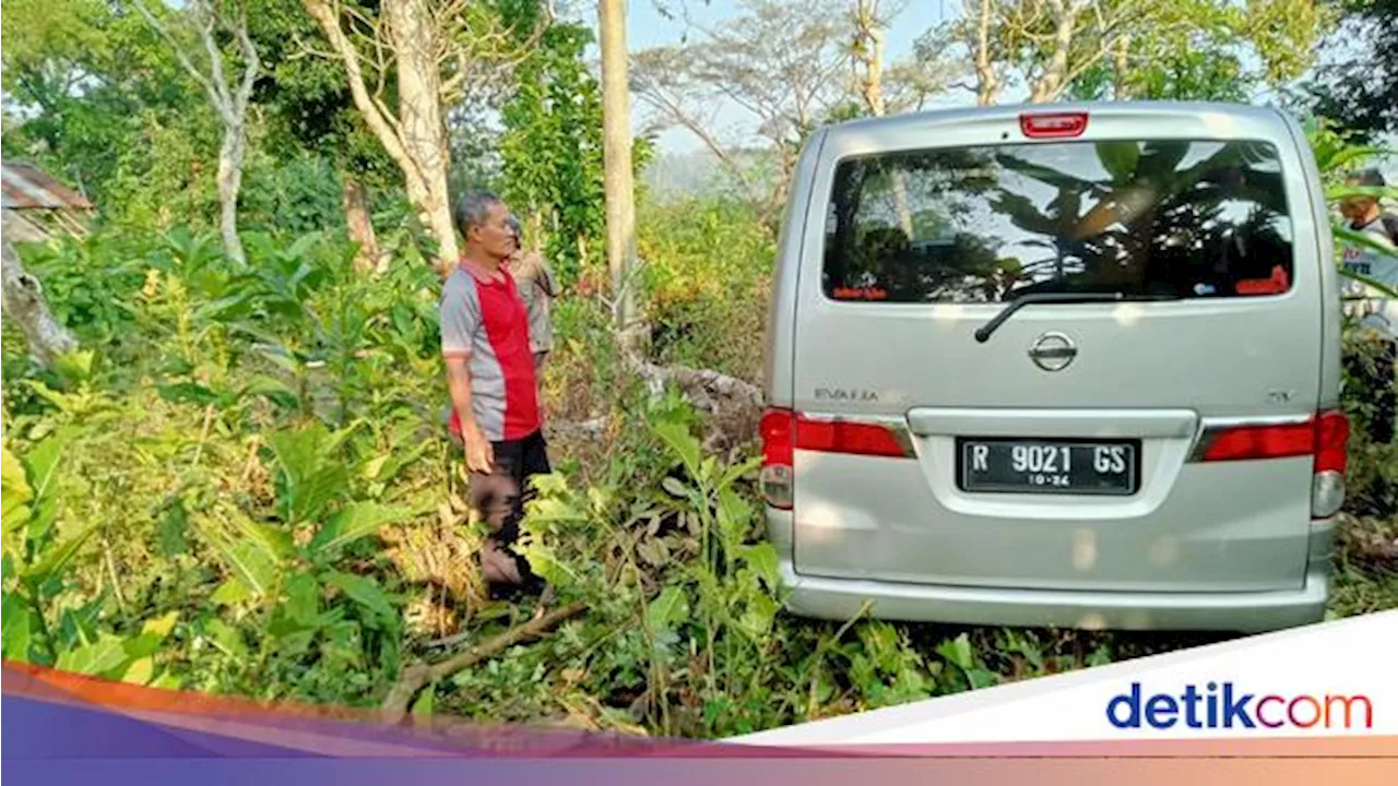 Geger Mobil Nyasar ke Tengah Makam di Sidabowa Banyumas