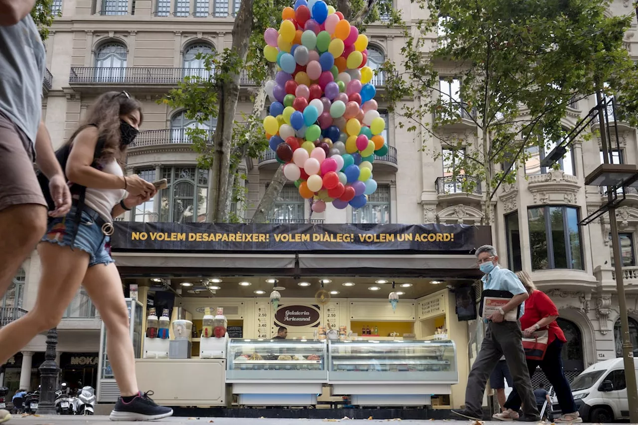 El Ayuntamiento de Barcelona insta al desalojo de las paradas de los pajareros de la Rambla y estos se niegan a entregar las llaves