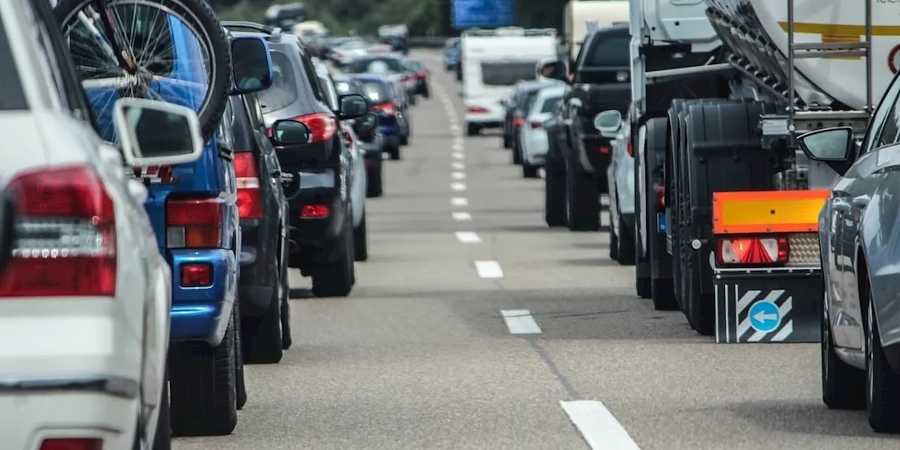 In Deutschland verboten: Nachbarland lässt Motorräder durch Rettungsgasse fahren