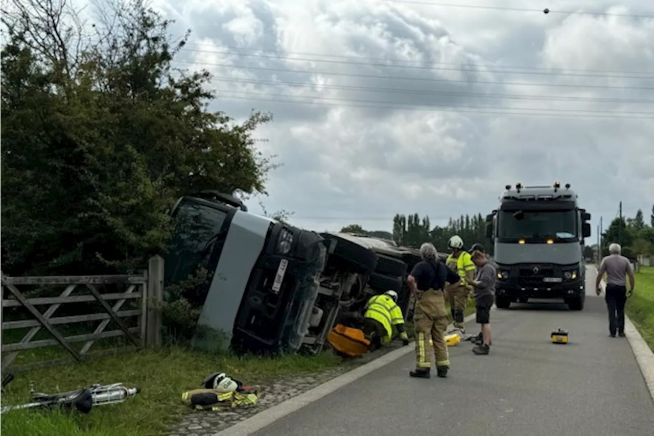 Vrachtwagen belandt in beek in Boechout