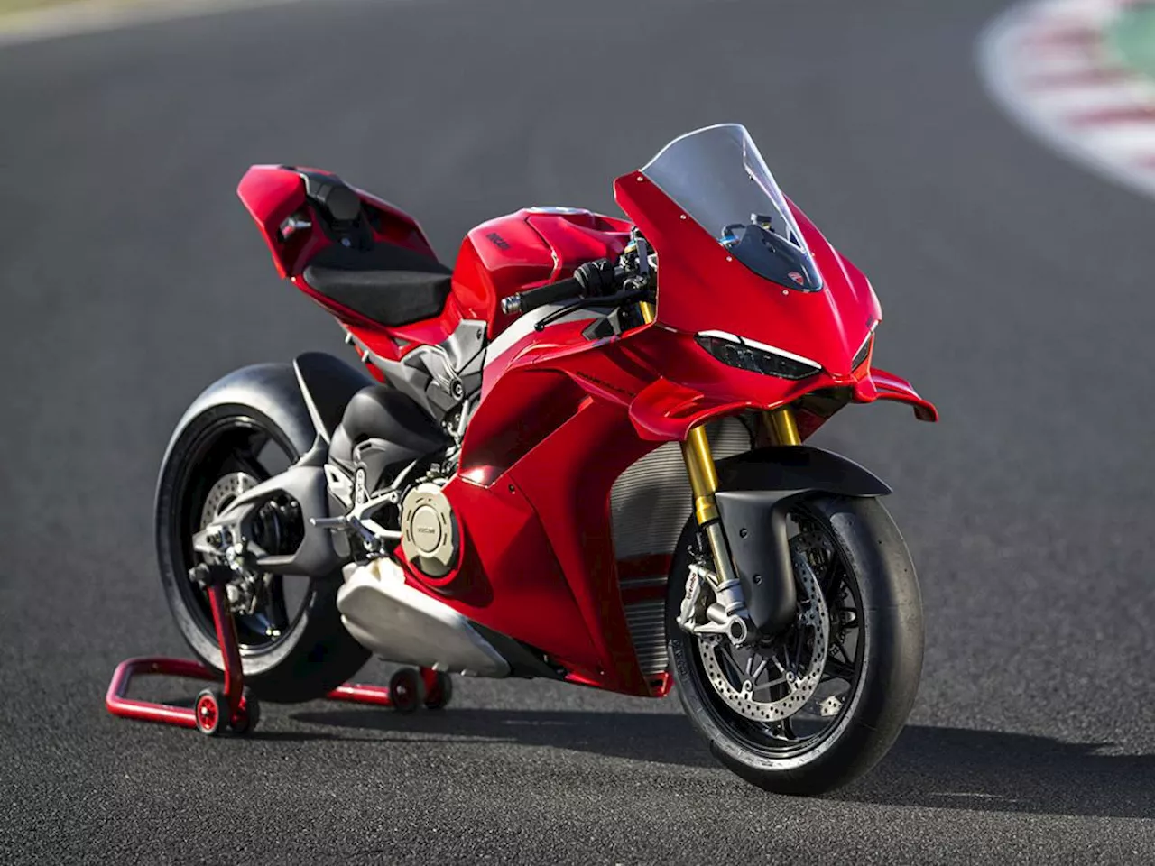 Nuova Ducati Panigale V4 2025: sotto il segno della 916