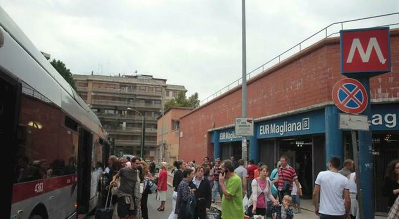 Roma, il macchinista Atac: «Così ho evitato il suicidio della ragazza in metro». La manovra d'emergenza e chi