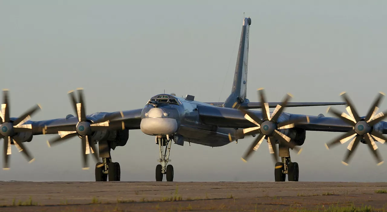 Russia-Cina, prove tecniche di alleanza militare: bombardieri russi e cinesi intercettati in un volo congiunto