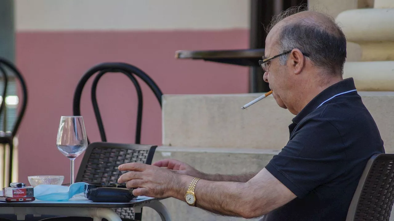 El 60% de los españoles no apoya prohibir fumar en terrazas de bares