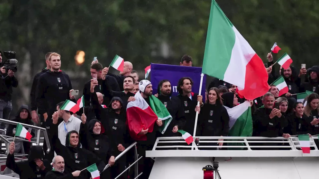 L'Italia sfila a Parigi 2024 sotto la pioggia: Tamberi ed Errigo scatenati con il Tricolore