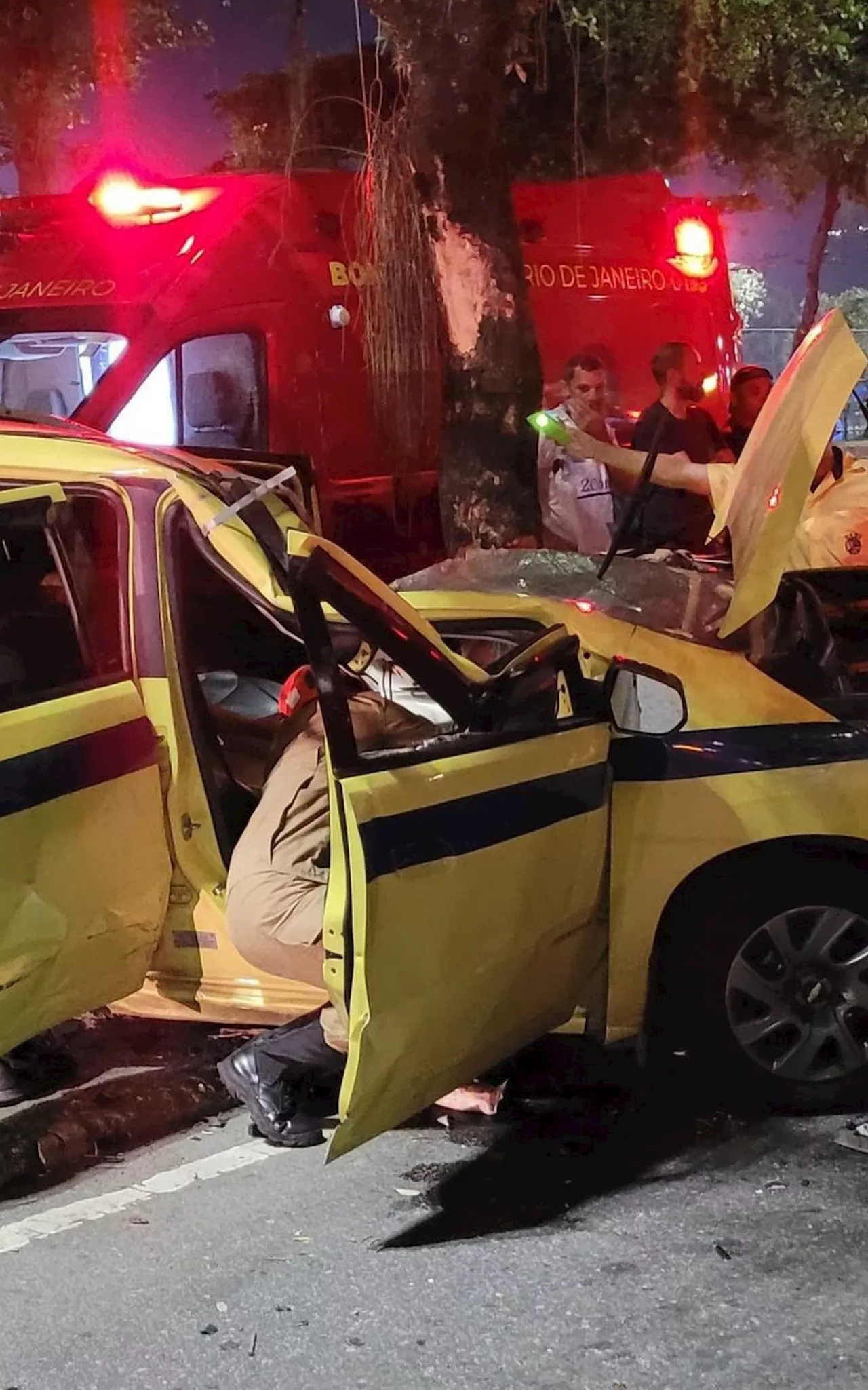 Acidente envolvendo diversos carros e um ônibus deixa feridos na Praia do Flamengo