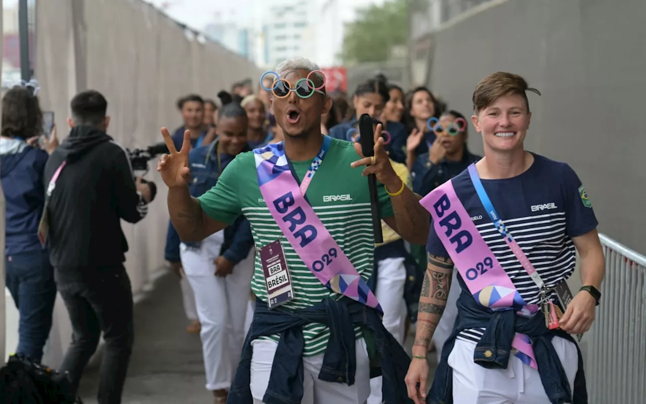 Porta-bandeiras do Brasil celebram desfile na cerimônia de abertura de Paris 2024