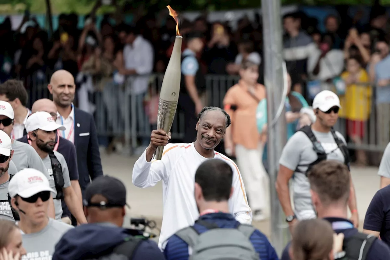 Olimpíadas 2024: Snoop Dogg carrega tocha olímpica antes da abertura dos Jogos; veja fotos