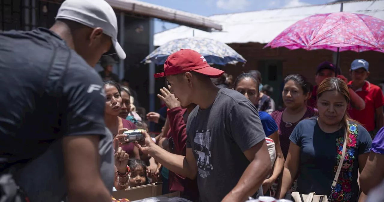 Presidente de México minimiza violencia que hizo que casi 600 mexicanos se refugiaran en Guatemala